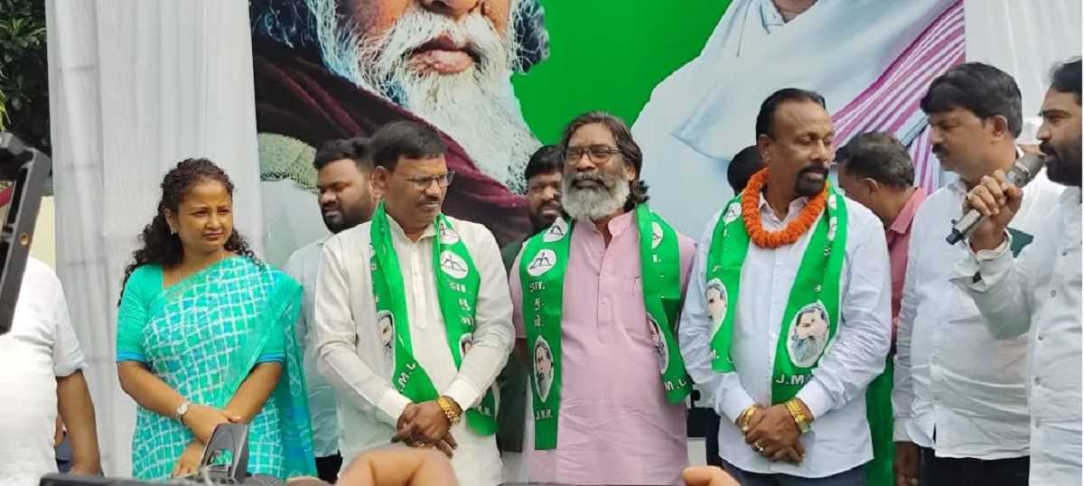 झारखंड में भाजपा विधायक केदार हाजरा और आजसू के पूर्व विधायक उमाकांत झामुमो में शामिल